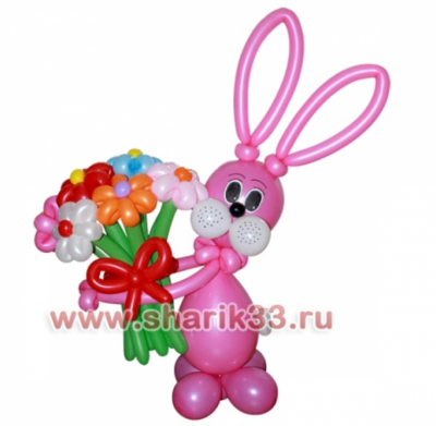 Зайчик с букетом (5 цветков)