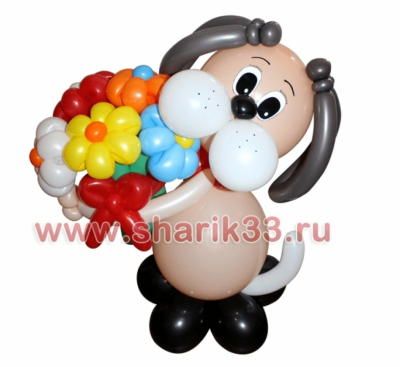 Бежевая собака с цветами
