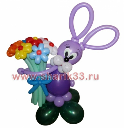 Фиолетовый зайчик на полянке с букетом (7 цветков)